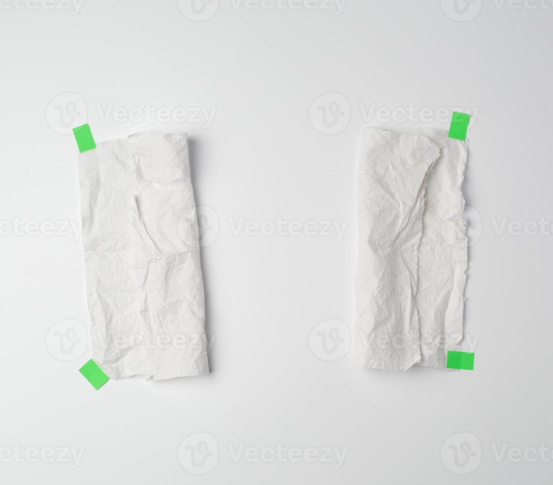 pedaço de toalha de papel branco sujo amassado colado com velcro de papel verde foto