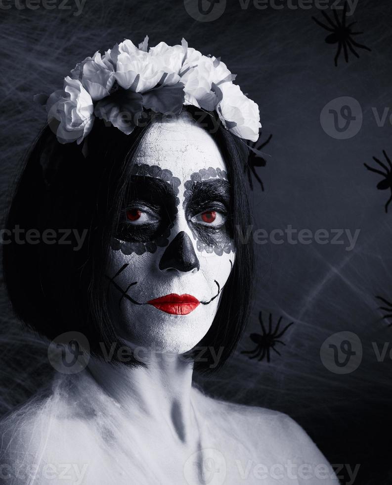 jovem bonita com máscara mortuária mexicana tradicional. calavera catrina. maquiagem de caveira de açúcar foto