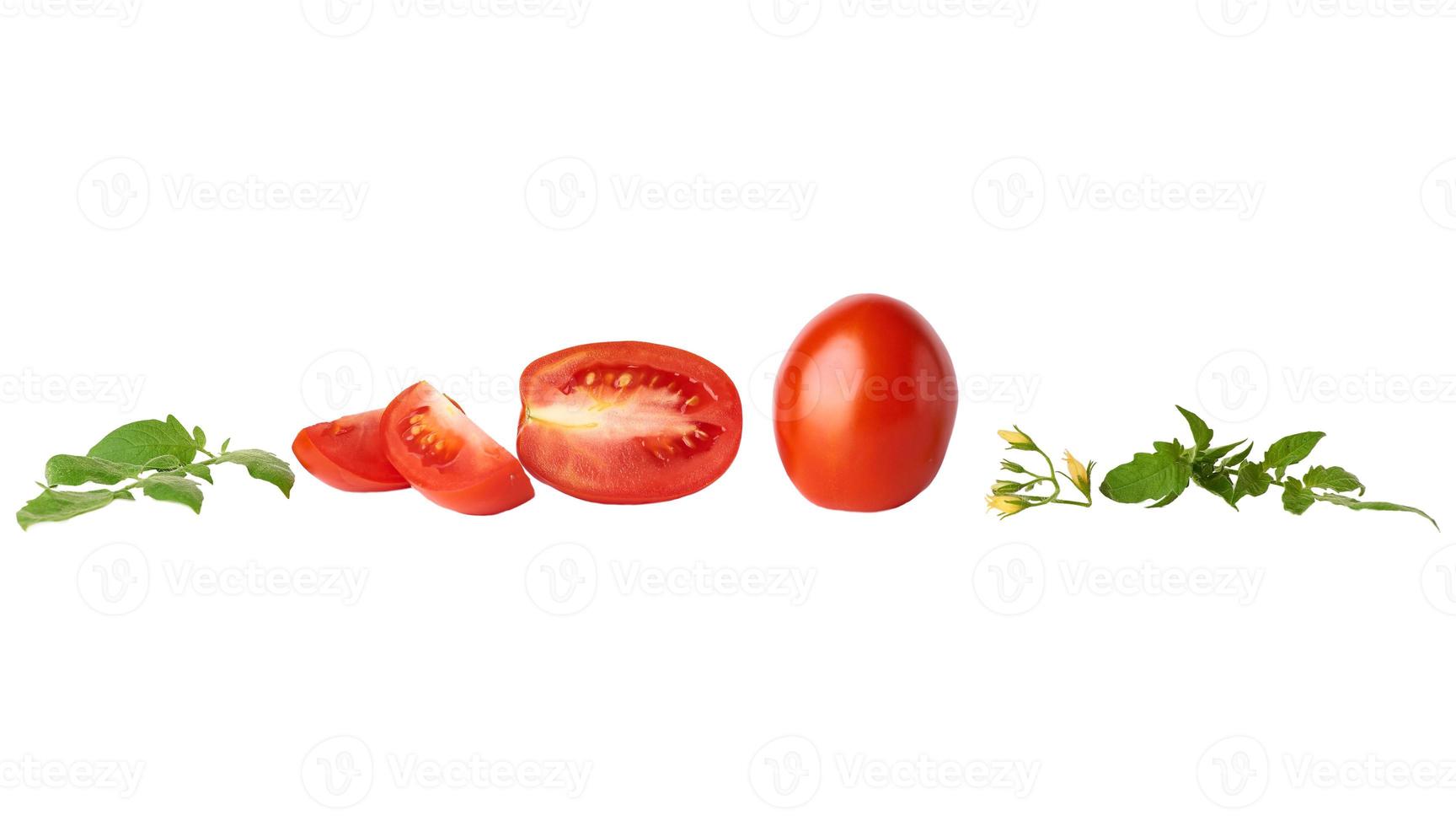 tomates inteiros vermelhos maduros e fatias, folha verde sobre um fundo branco foto
