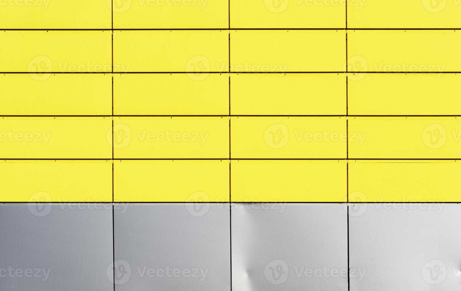 fragmento de uma parede de ferro amarelo feita de blocos retangulares foto