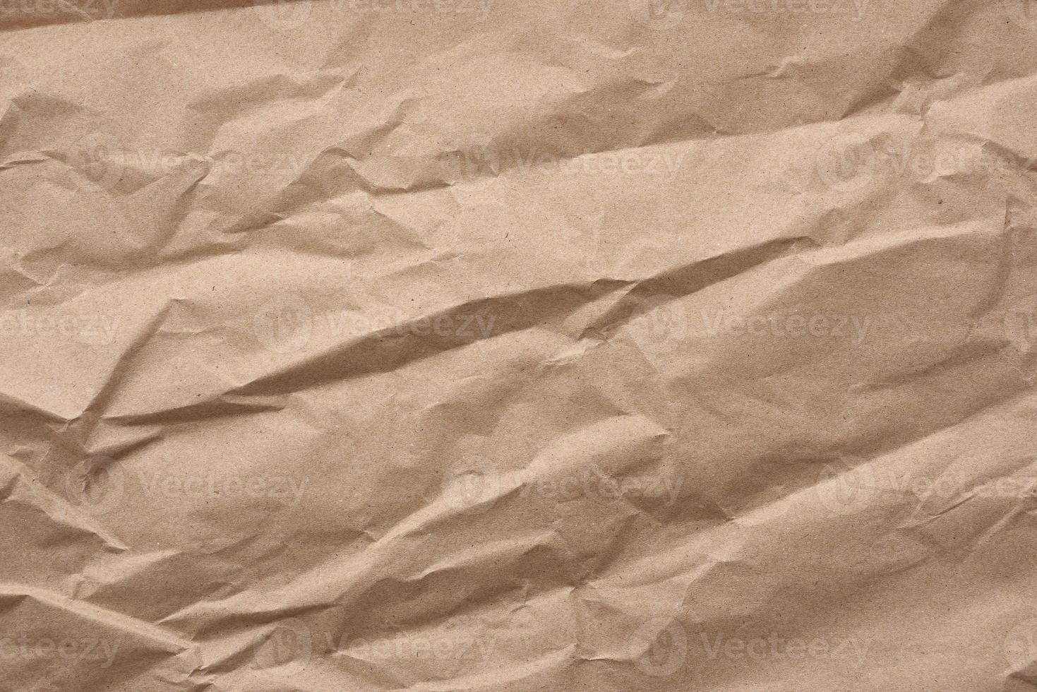 fragmento de folha em branco amassada de papel kraft de embrulho marrom foto