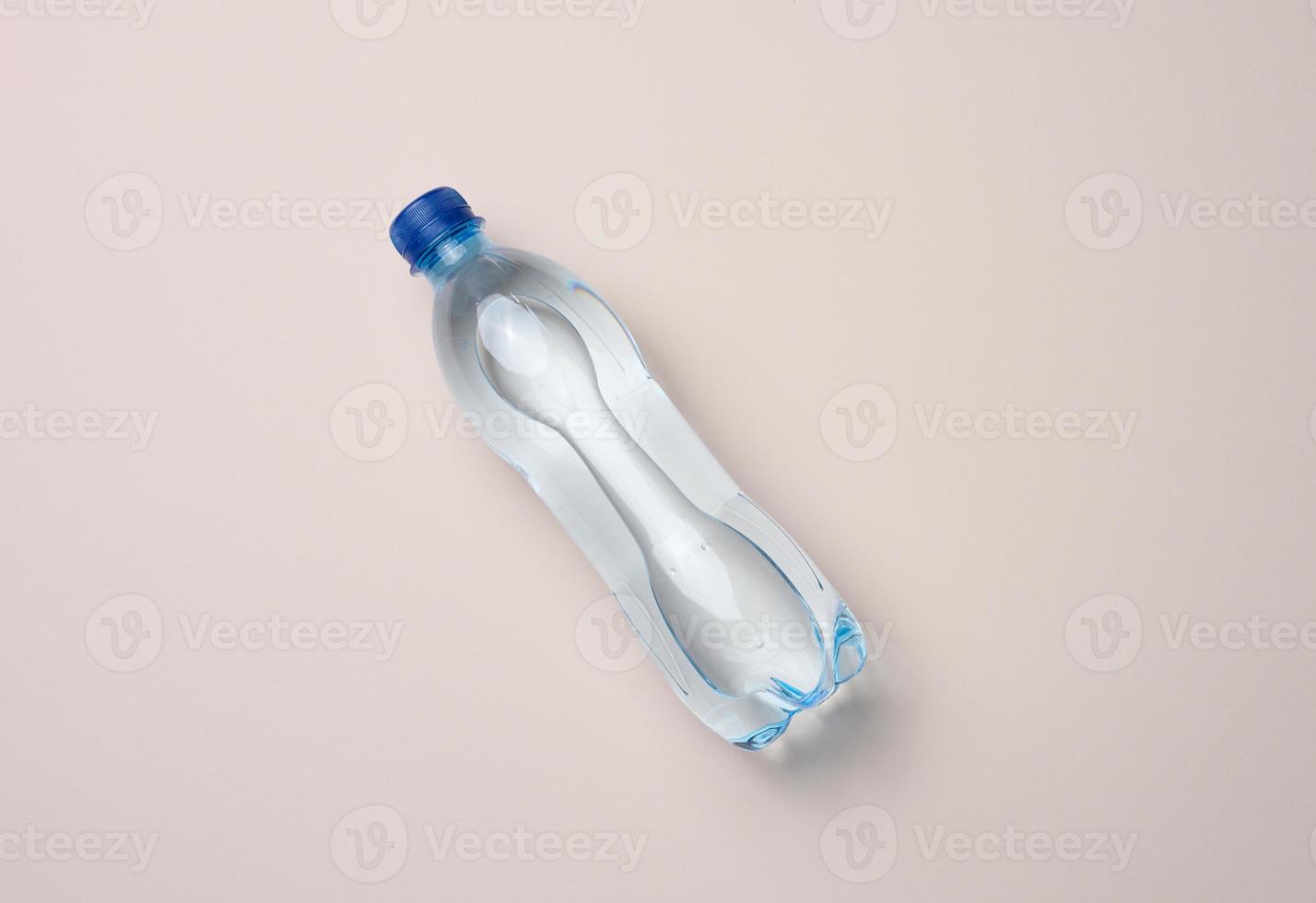 garrafa de plástico transparente com água fresca, vista superior foto