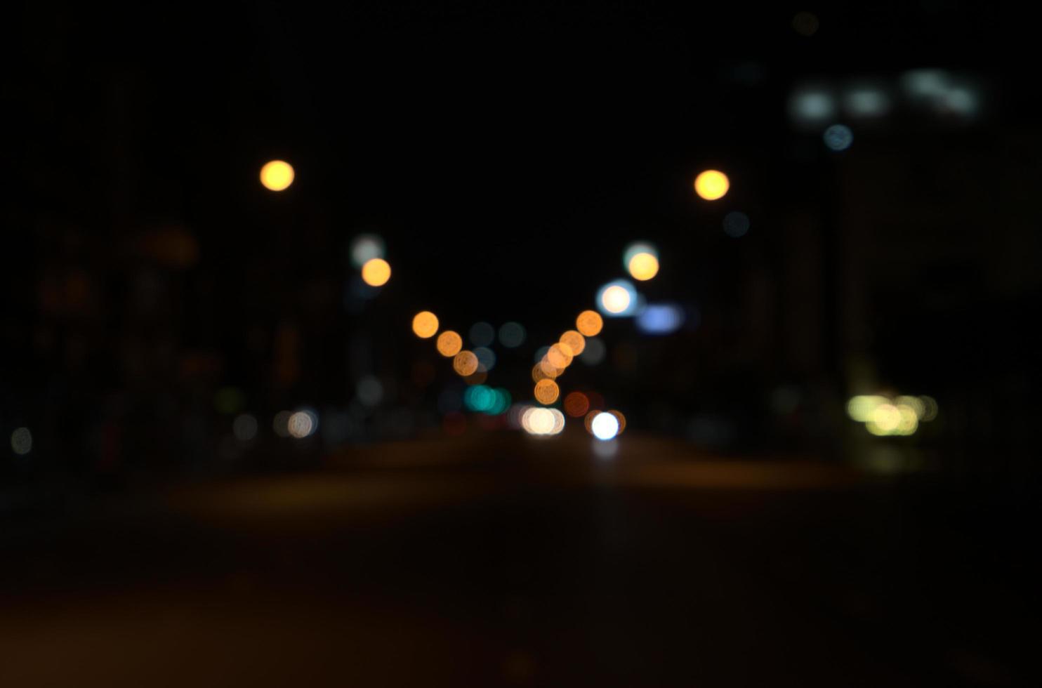 bokeh da estrada à noite foto