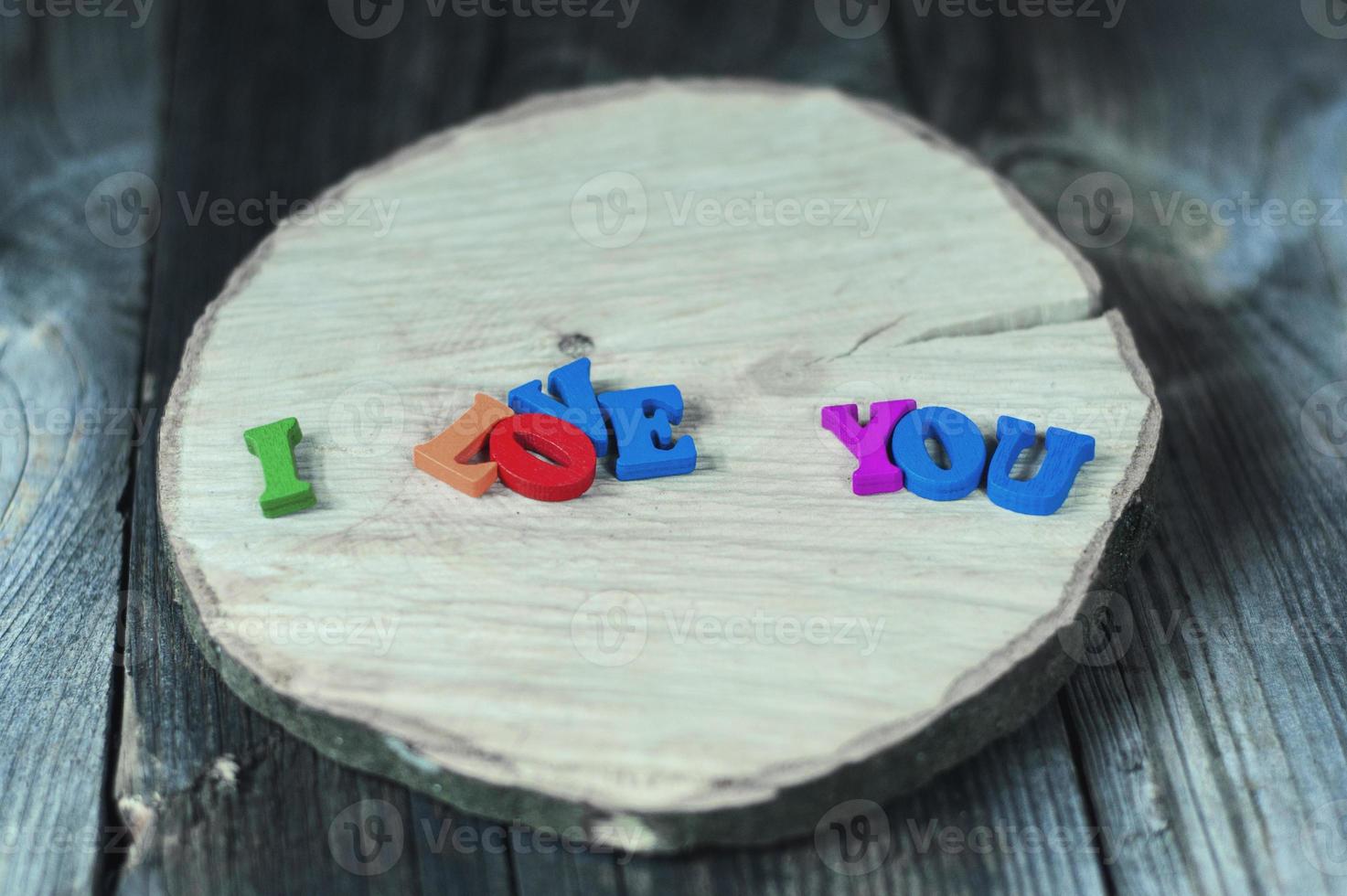 inscrição das pequenas letras coloridas de madeira eu te amo foto