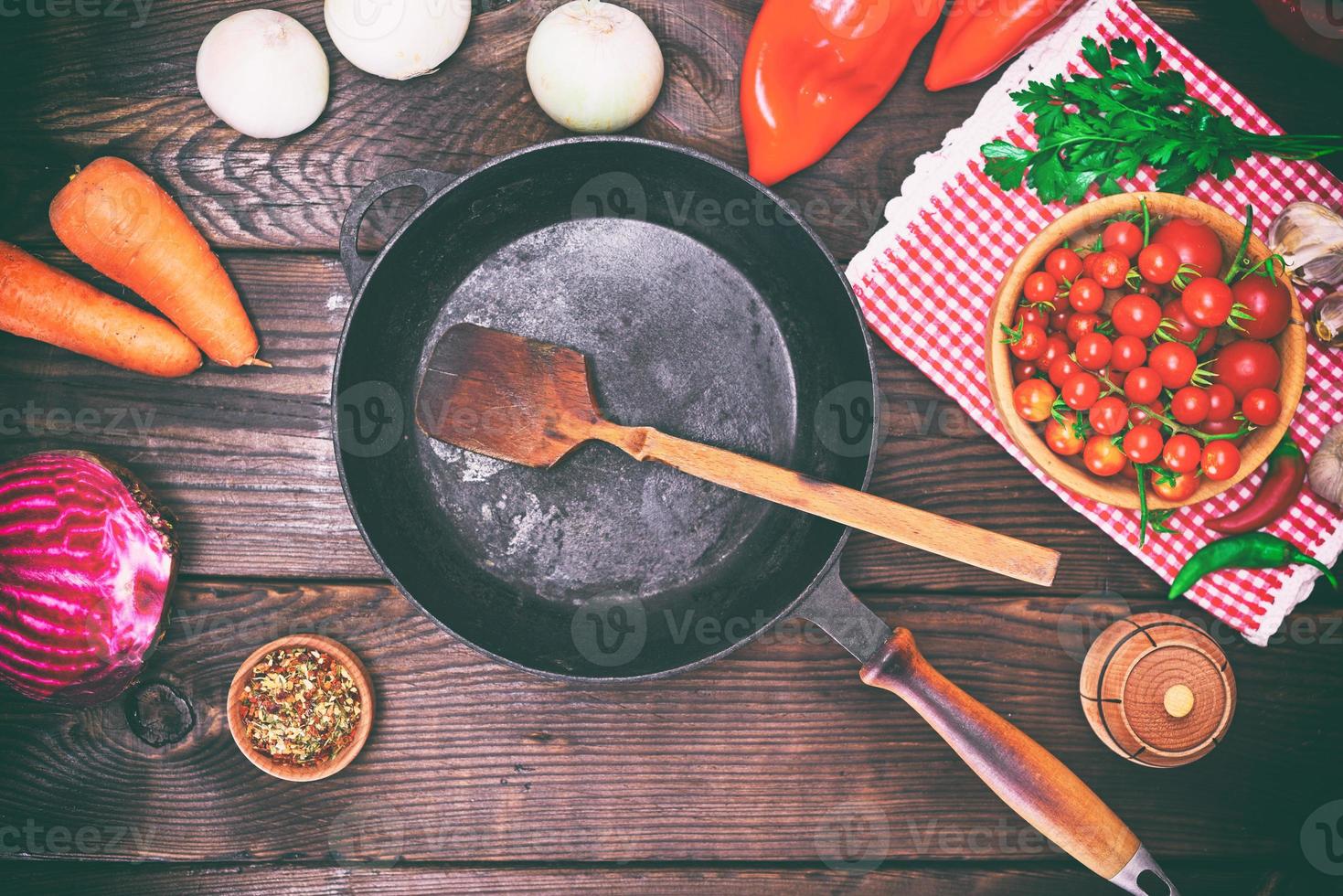 frigideira preta vazia com legumes frescos foto