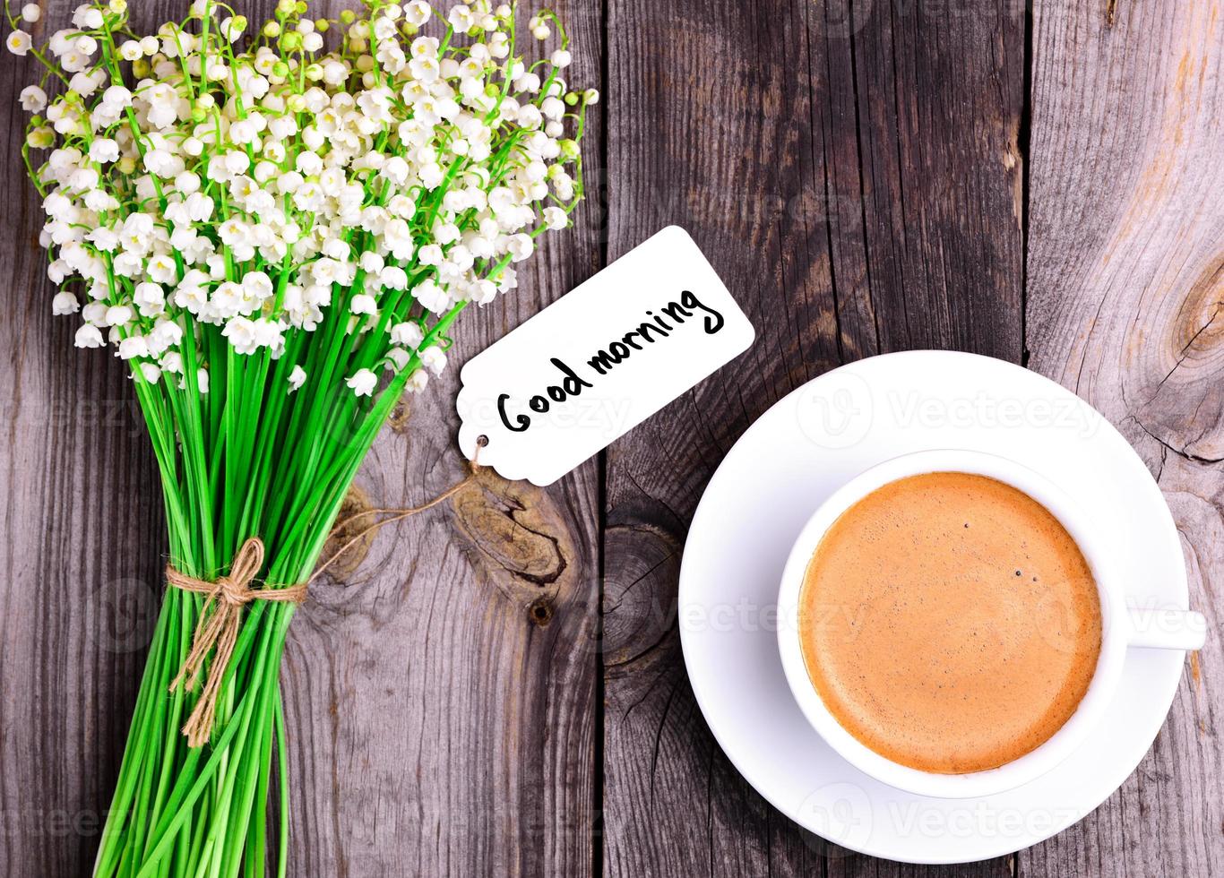 xícara de cappuccino com pires e buquê foto