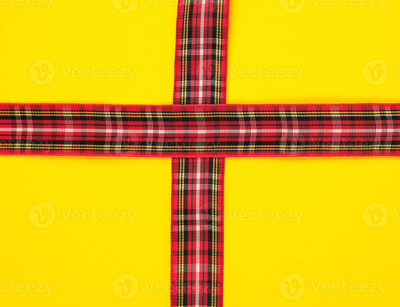 fita decorativa vermelha em uma cruz de caixa em uma cruz foto