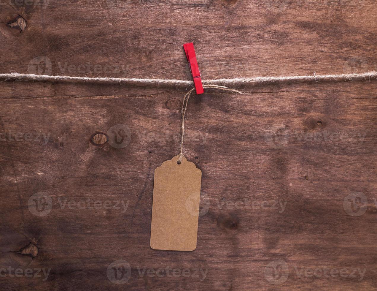 etiqueta de papel marrom pendurada em uma corda foto