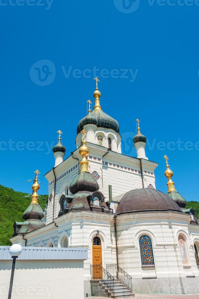 igreja ortodoxa de foros na criméia em um dia de verão foto