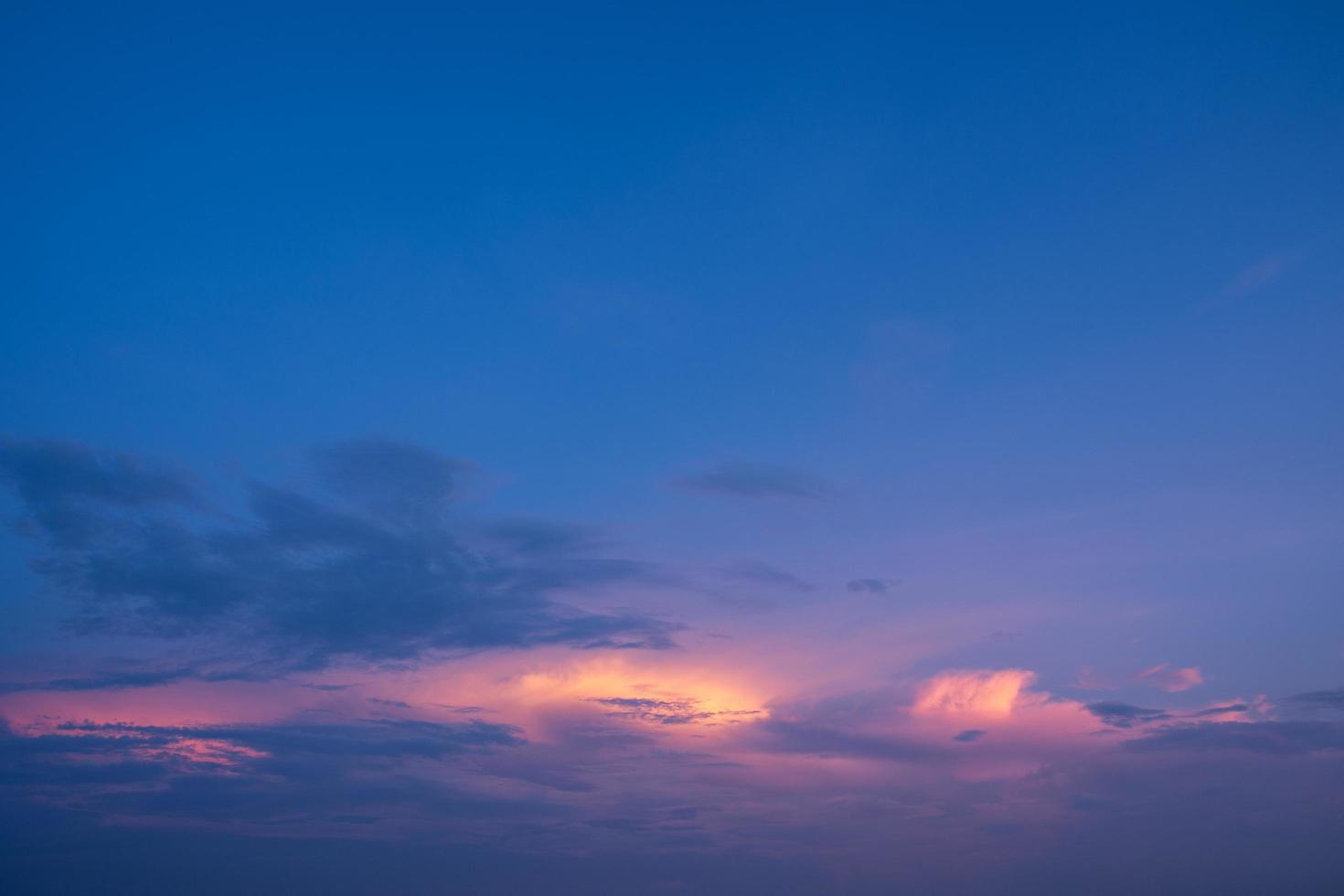 o céu ao pôr do sol foto