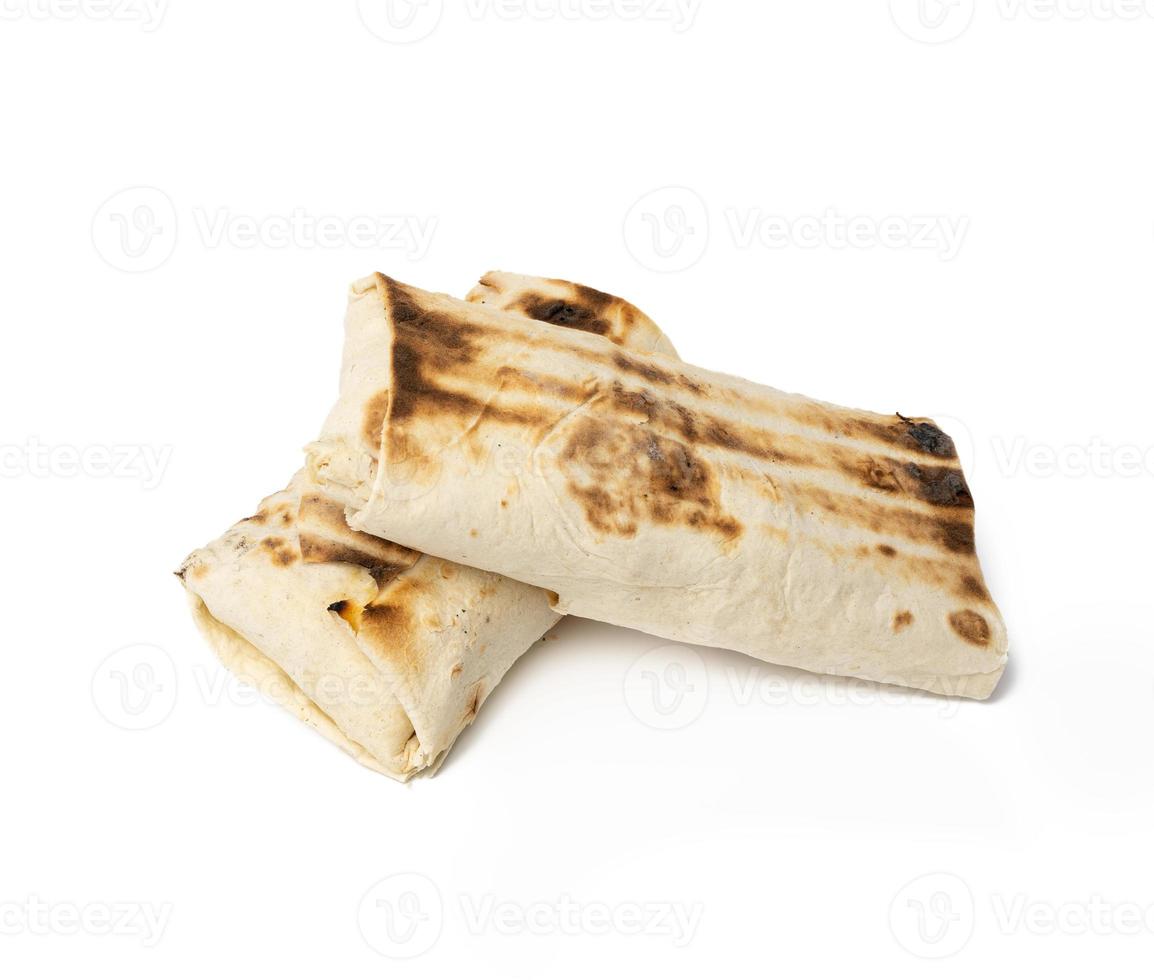 comida embrulhada em pão pita, shawarma isolado no fundo branco foto
