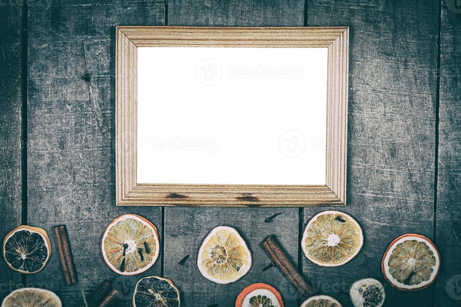 porta-retrato vazio em uma superfície de madeira foto