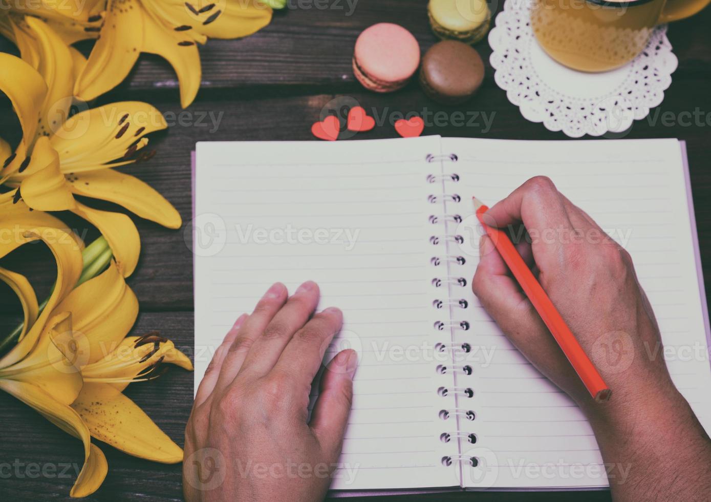 caderno e duas mãos de um homem foto