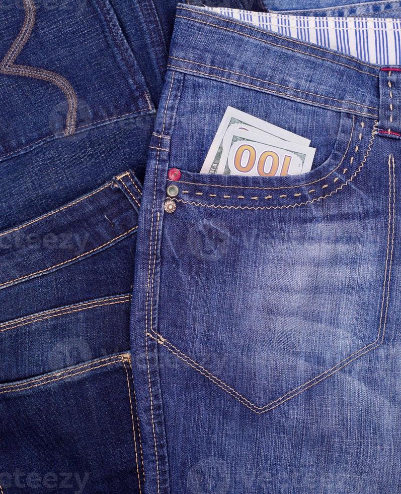 nota de papel cem dólares americanos no bolso da frente da calça jeans, fechar foto