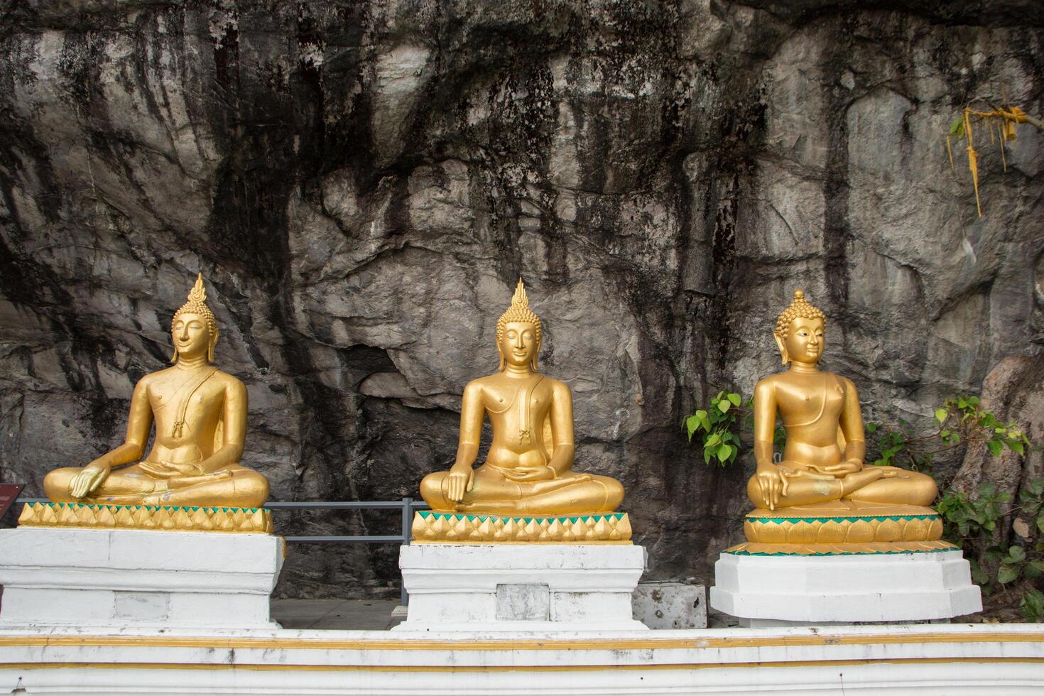 estátuas de Buda nas montanhas foto