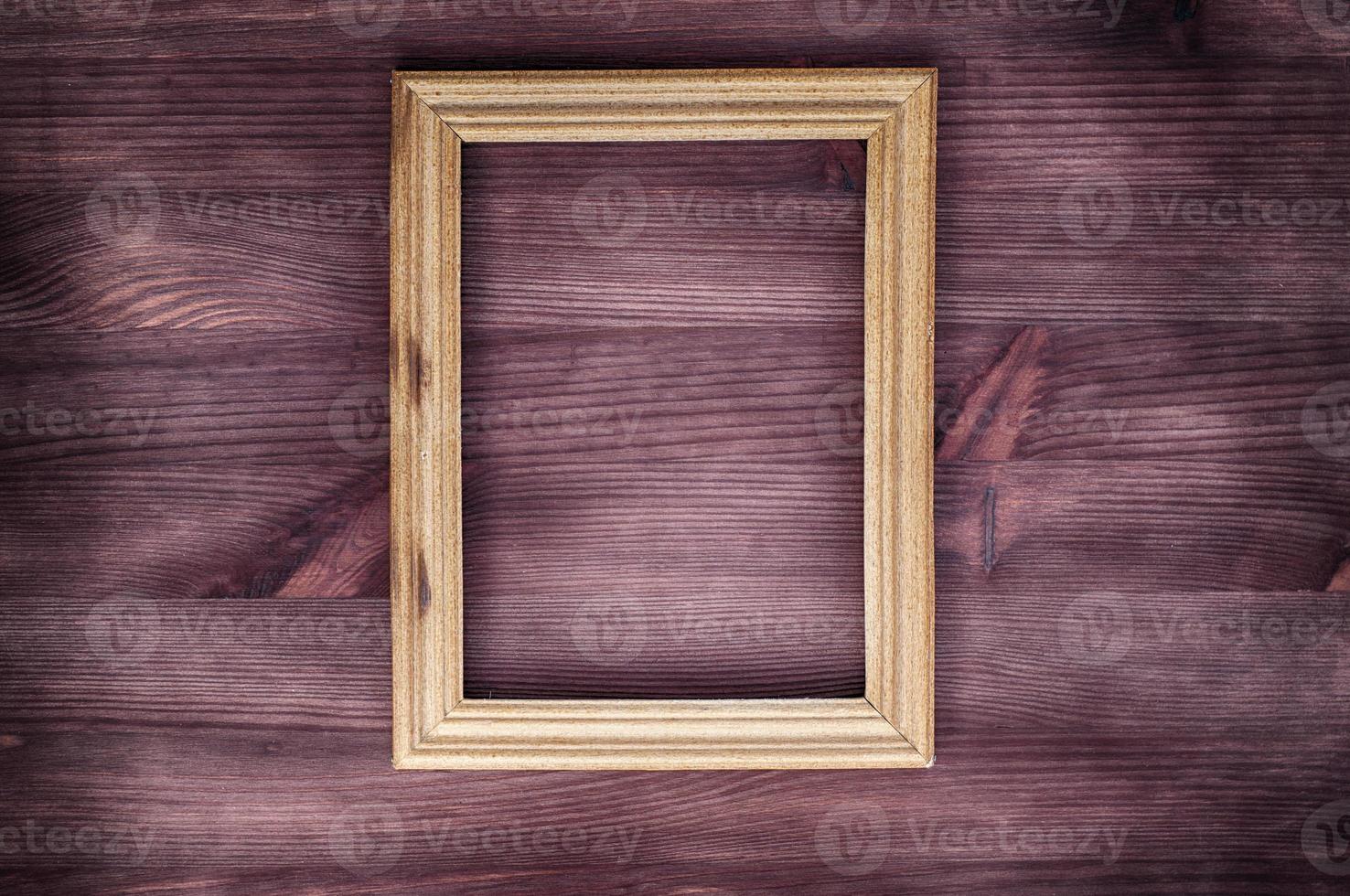 moldura de madeira vazia em uma superfície texturizada de madeira foto