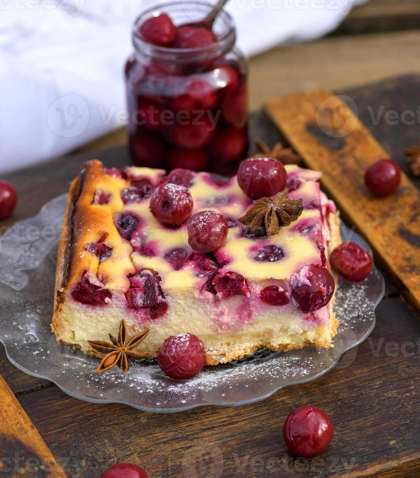 pedaço de bolo de queijo cottage e bagas de cereja foto