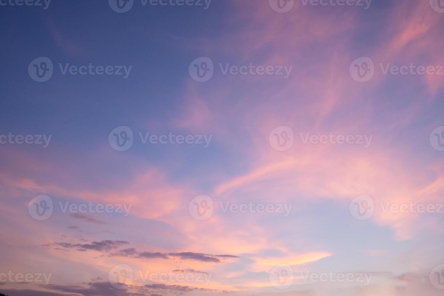 nuvens no céu ao pôr do sol foto