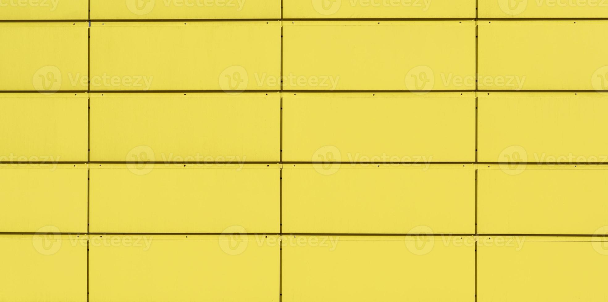 fragmento de uma parede de ferro amarelo feita de blocos retangulares foto