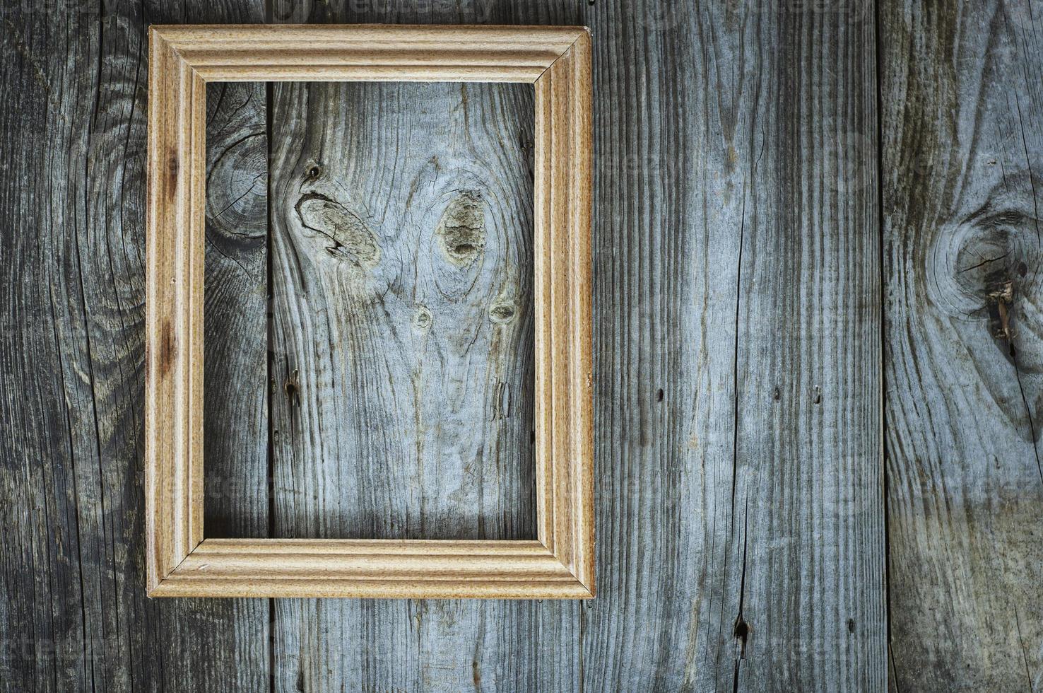 moldura de madeira vazia na parede de madeira cinza envelhecida foto