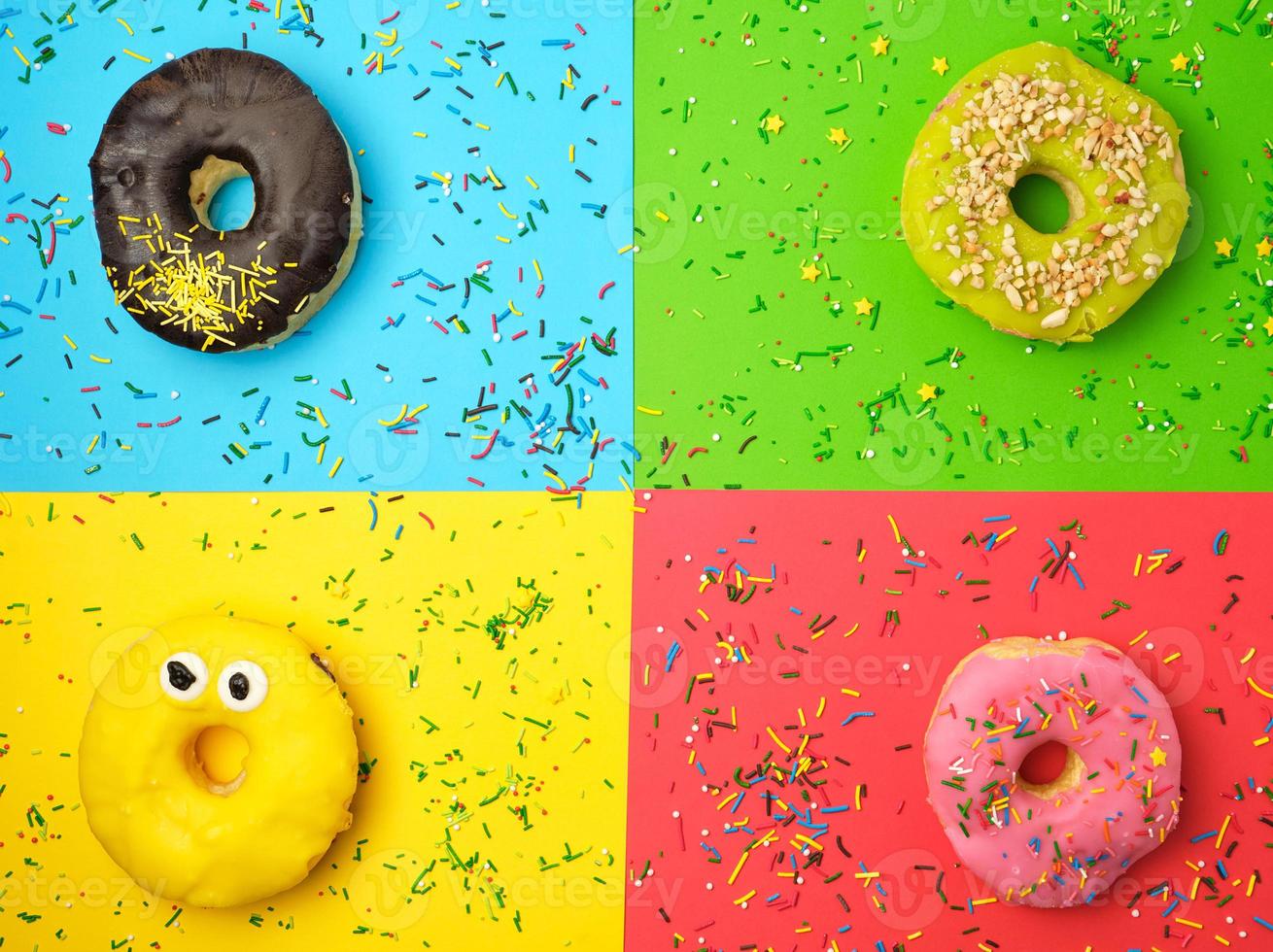 rosquinhas diferentes redondas com granulado em um fundo multicolorido brilhante foto