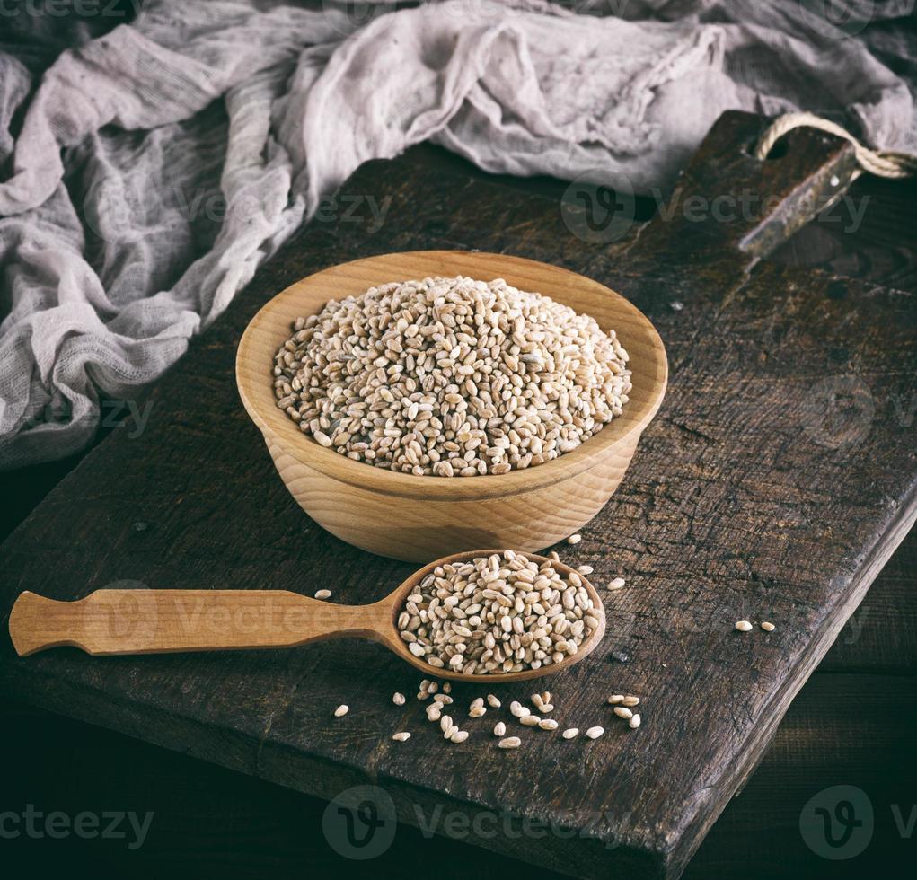 um grão de trigo em uma tigela de madeira foto
