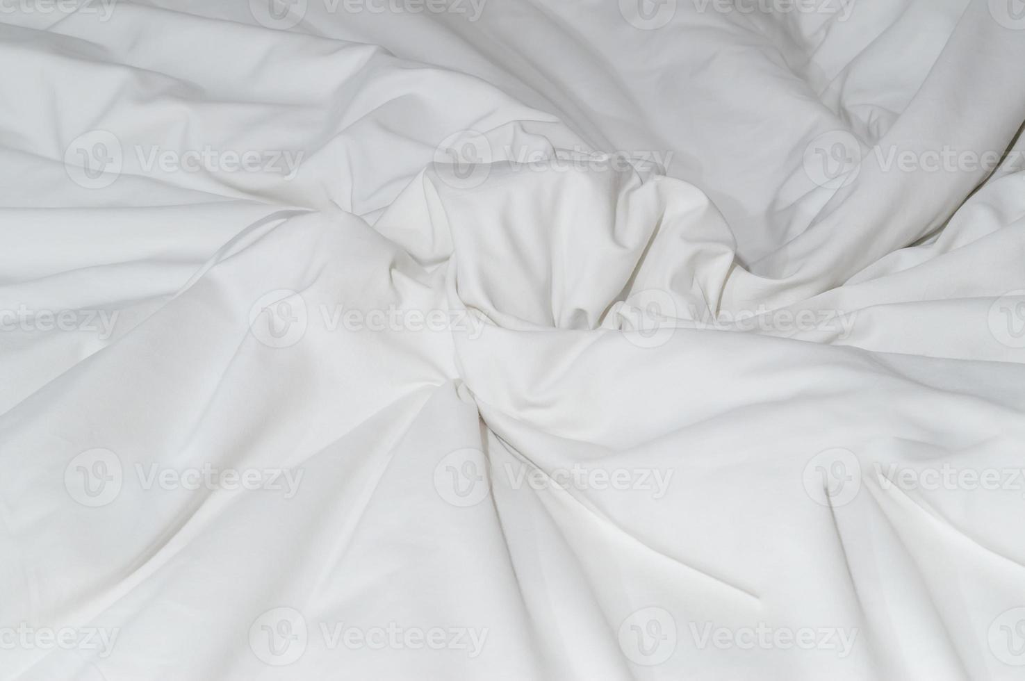 lençol ou cobertor branco amassado ou enrugado com padrão após o uso do hóspede em hotel, quarto de resort com espaço para cópia, textura de fundo de cobertor desarrumado foto