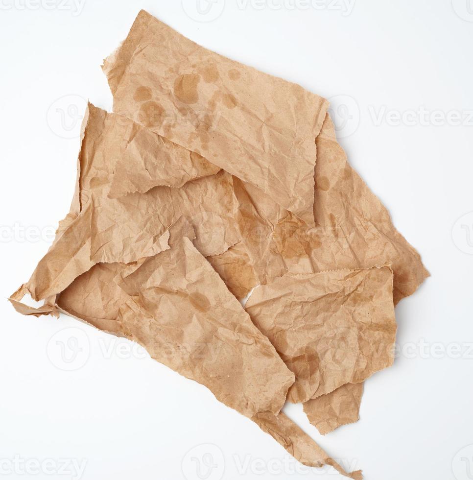 pedaços amassados rasgados de papel pardo com manchas de graxa foto