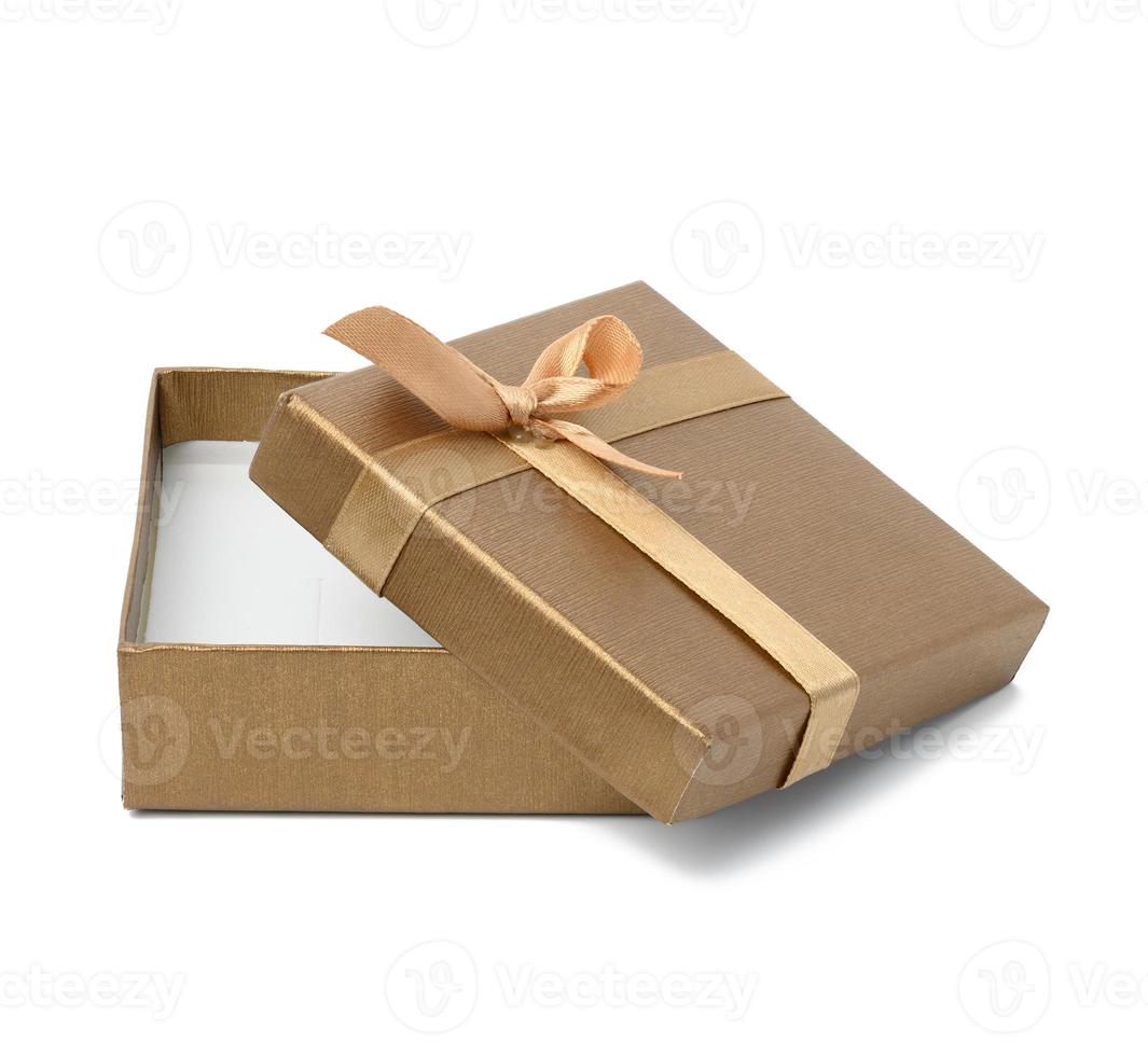 caixa de papelão quadrada marrom com tampa removível e laço de seda isolado no fundo branco foto