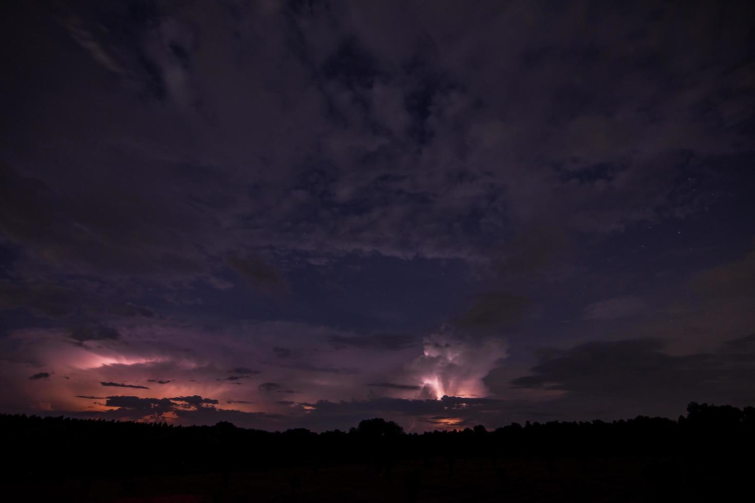 relâmpago à noite foto