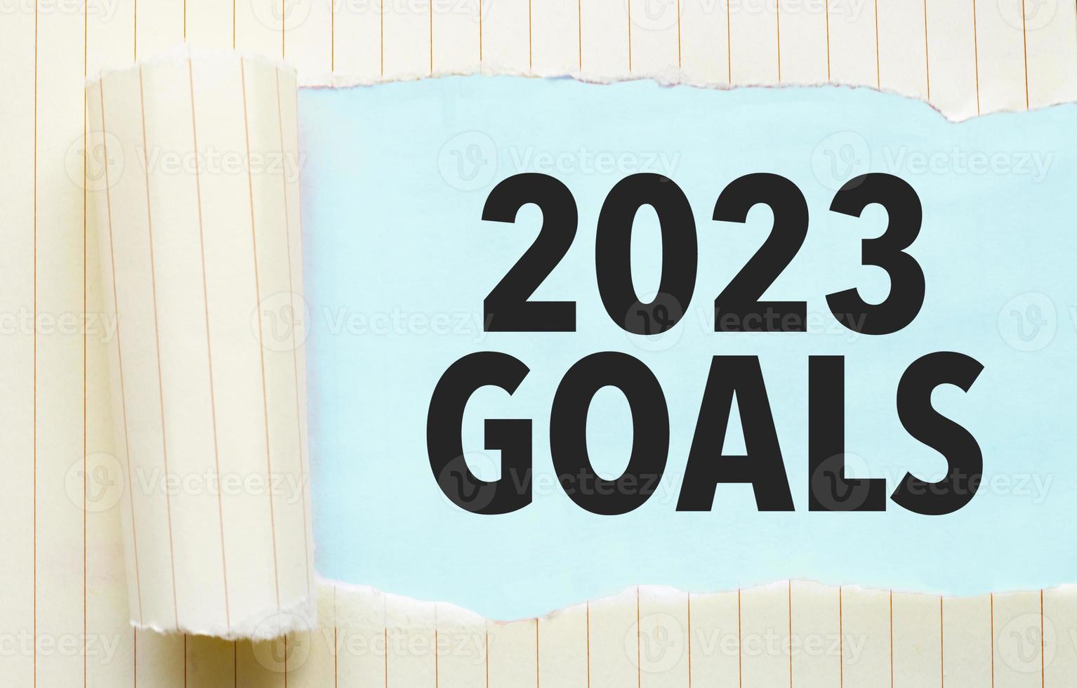 papel rasgado com metas de texto 2023 e fundo azul foto