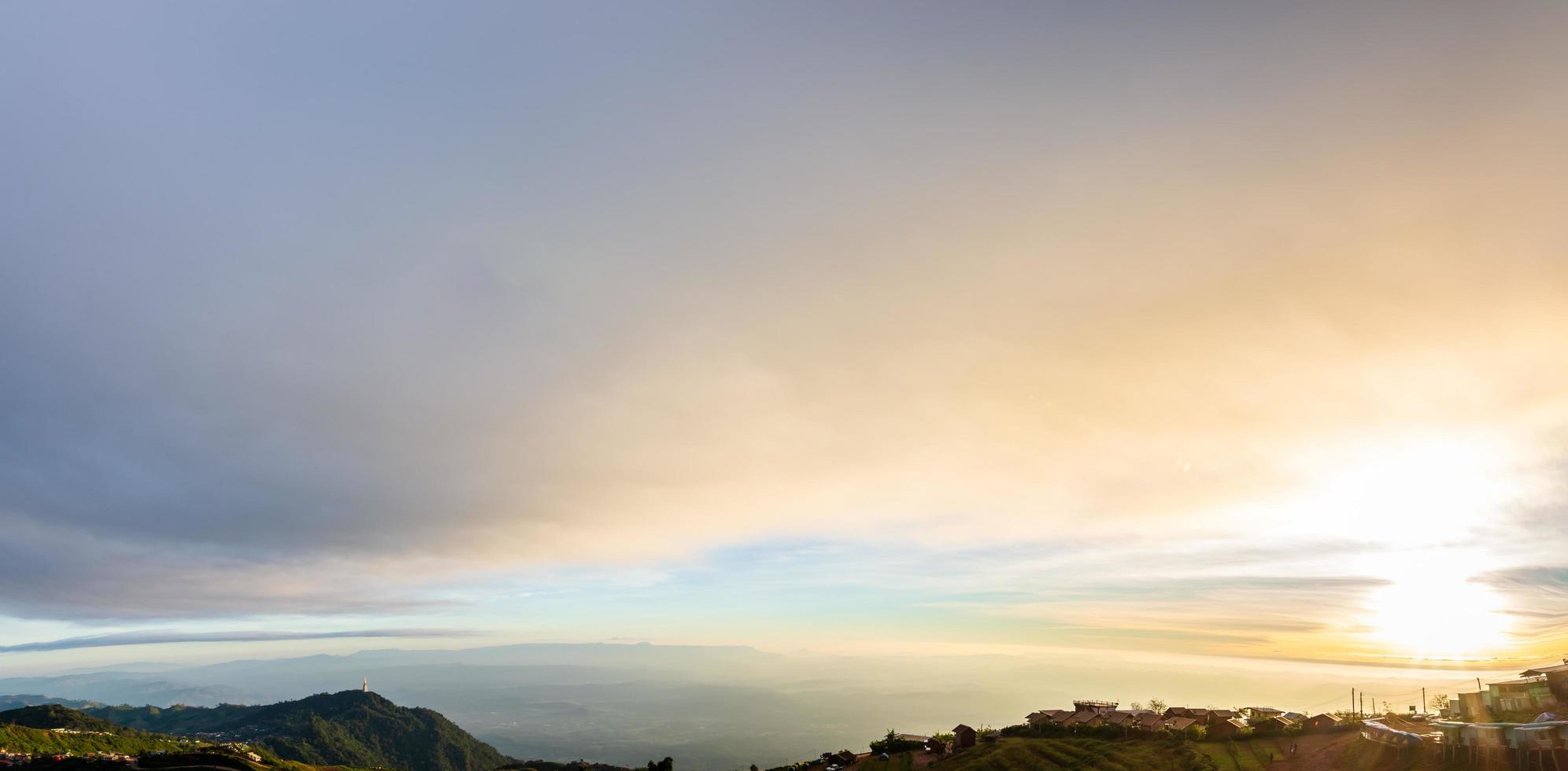 pôr do sol em phu tubberk na Tailândia foto