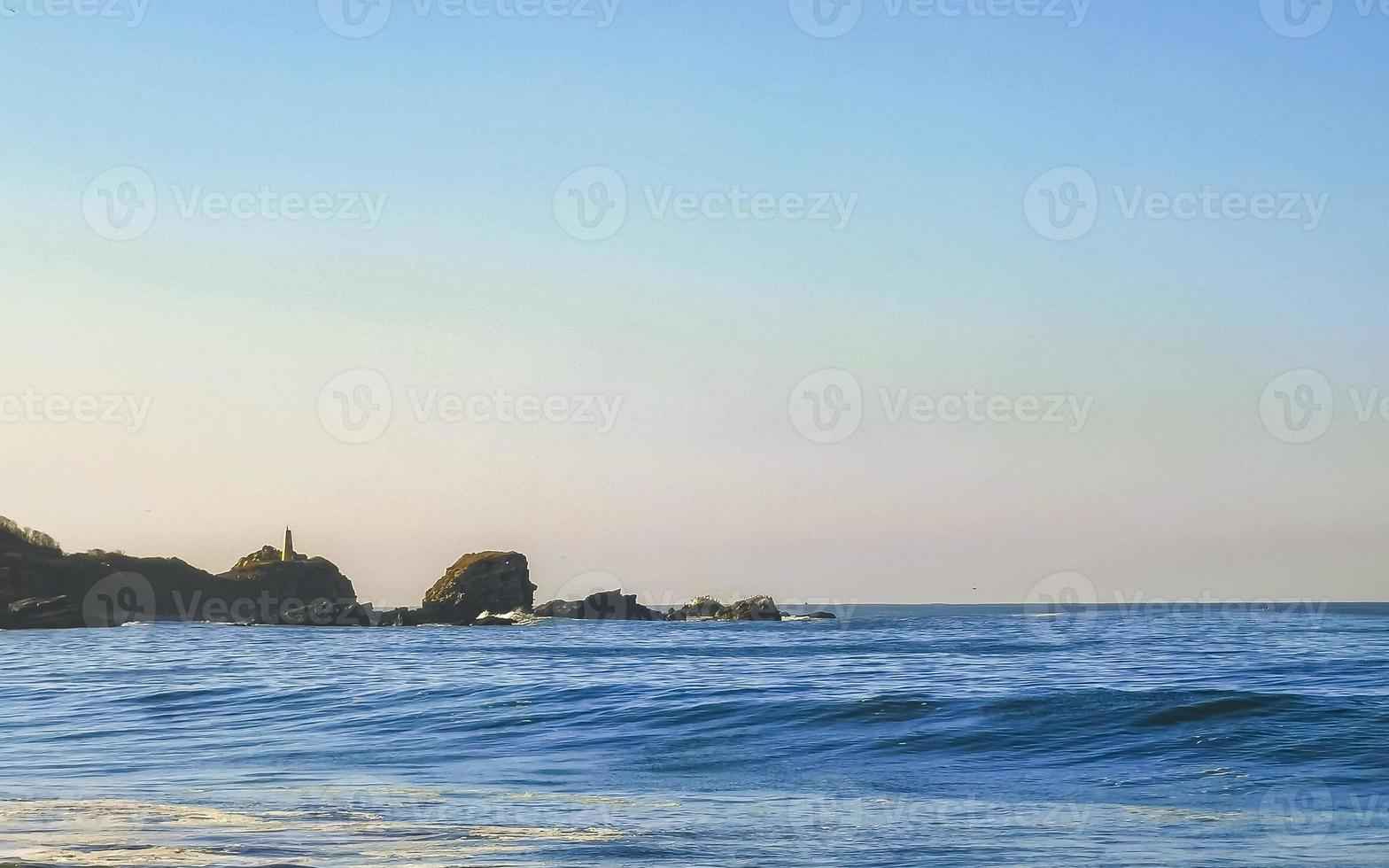 ondas de surfistas extremamente enormes praia la punta zicatela méxico. foto