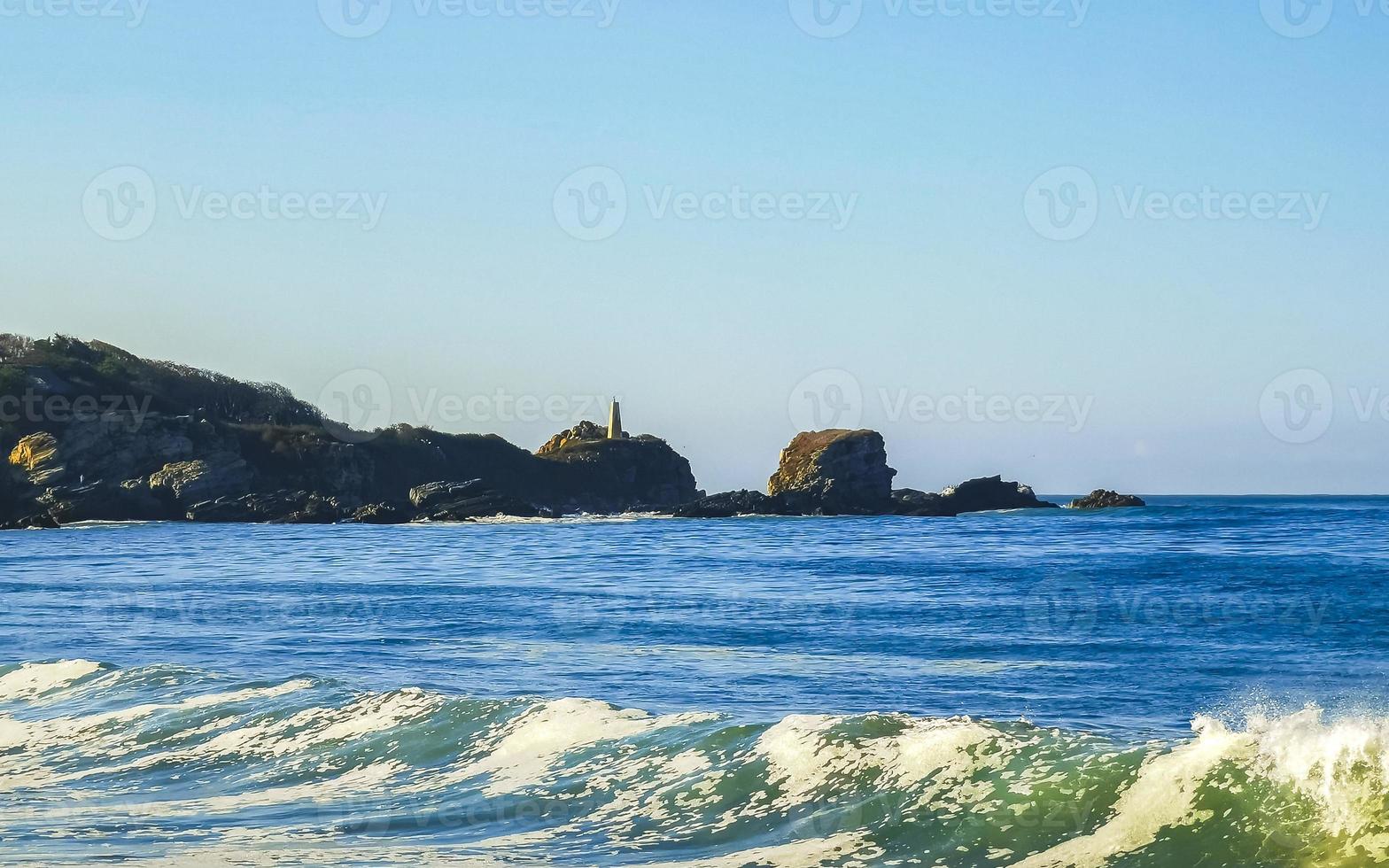 ondas de surfistas extremamente enormes praia la punta zicatela méxico. foto