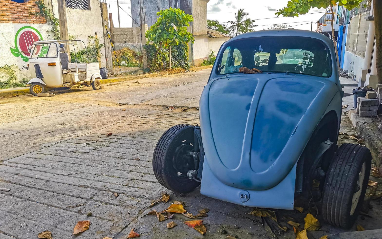 puerto escondido oaxaca méxico 2022 carros antigos clássicos quebrados, enferrujados e danificados no méxico. foto