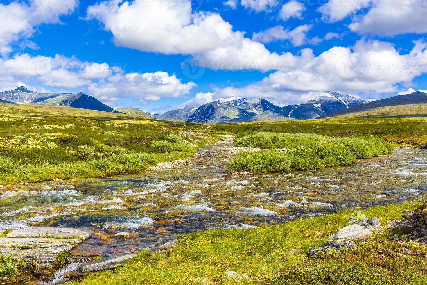 bela montanha e paisagem paisagem natureza parque nacional rondane noruega. foto