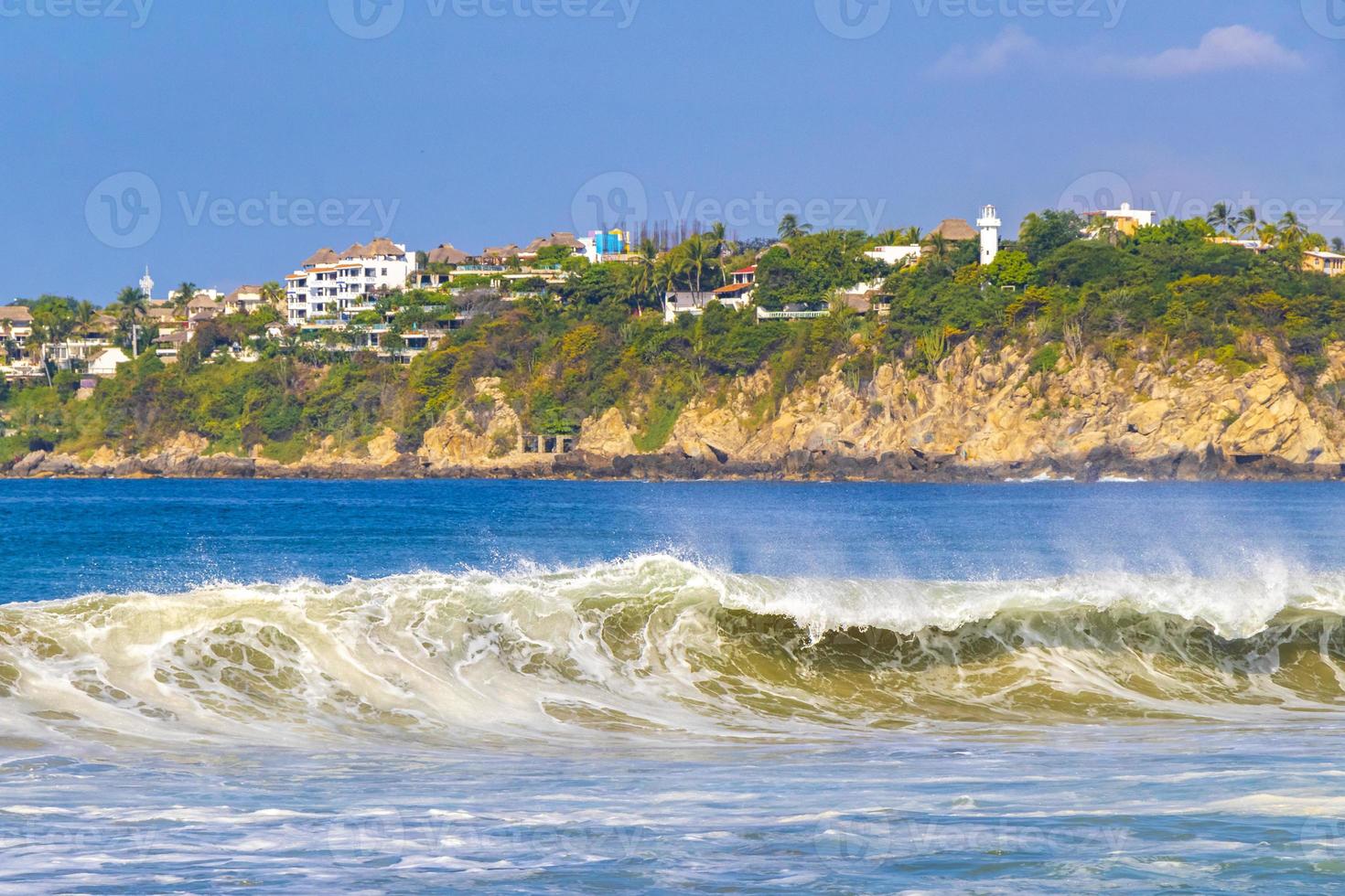 extremamente grandes ondas de surfista na praia puerto escondido méxico. foto