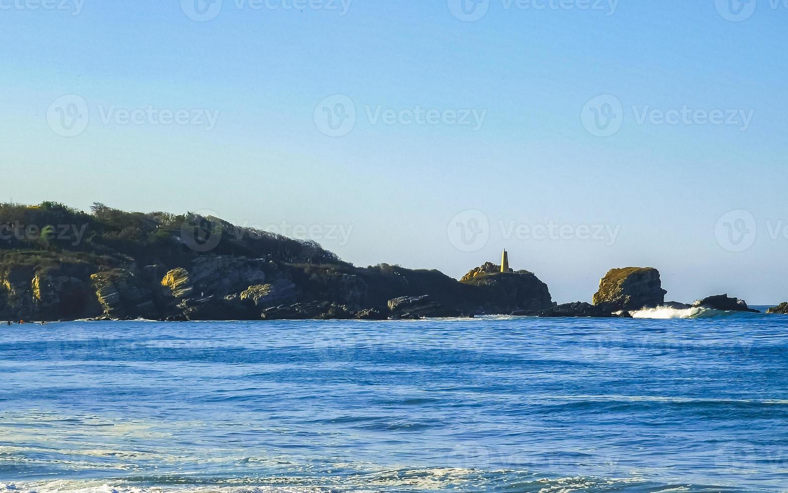 ondas de surfistas extremamente enormes praia la punta zicatela méxico. foto