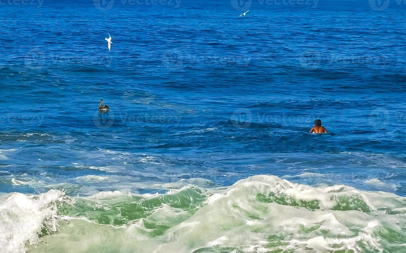 surfista surfando na prancha em ondas altas em puerto escondido méxico. foto