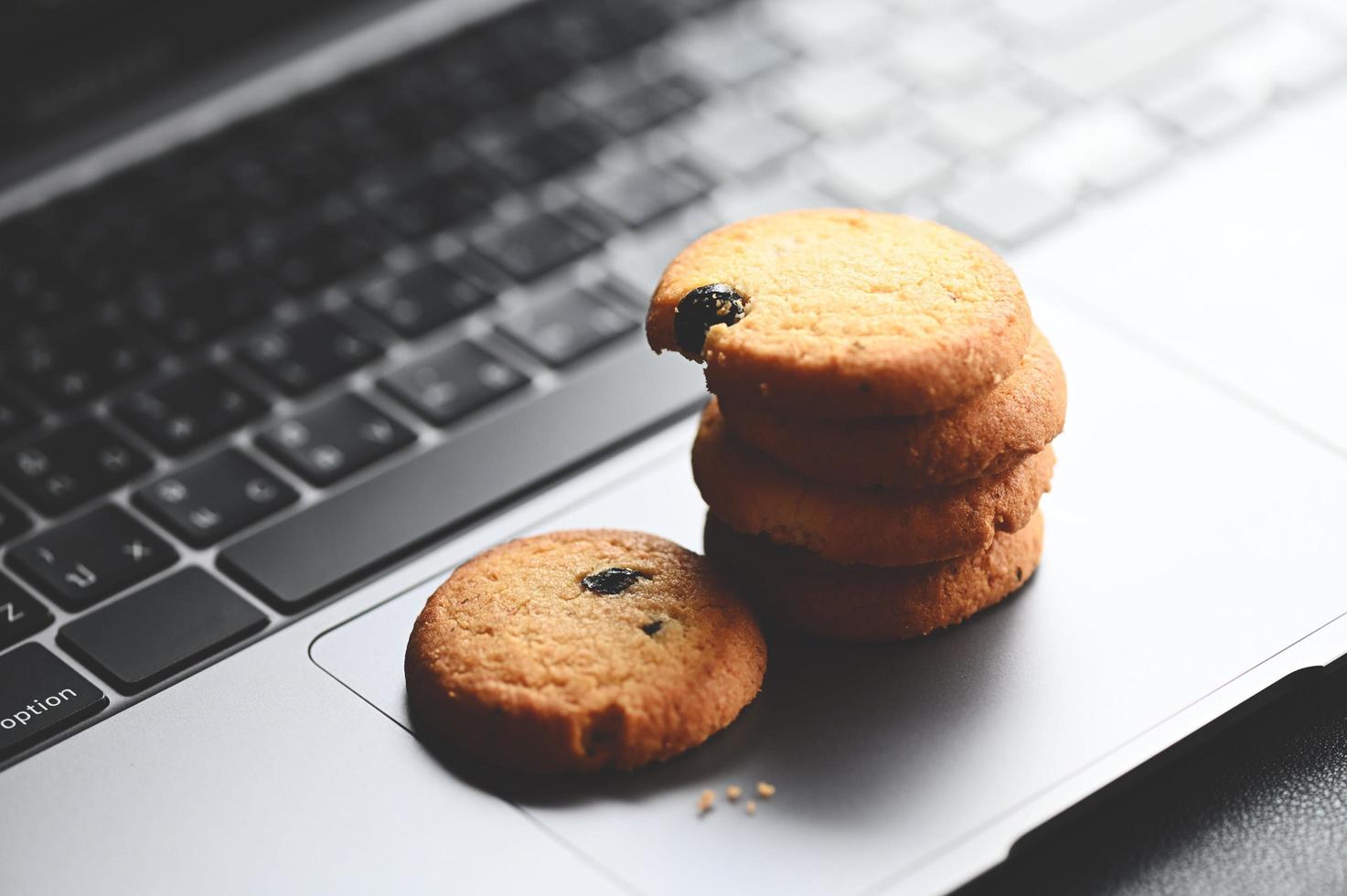 cookies de internet, mini cookies no laptop de computador de teclado para o conceito de cookies de navegador de internet foto