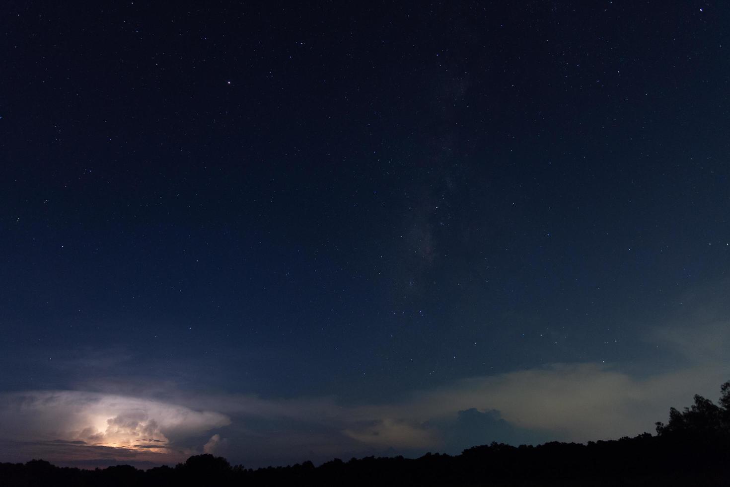 relâmpago à noite foto