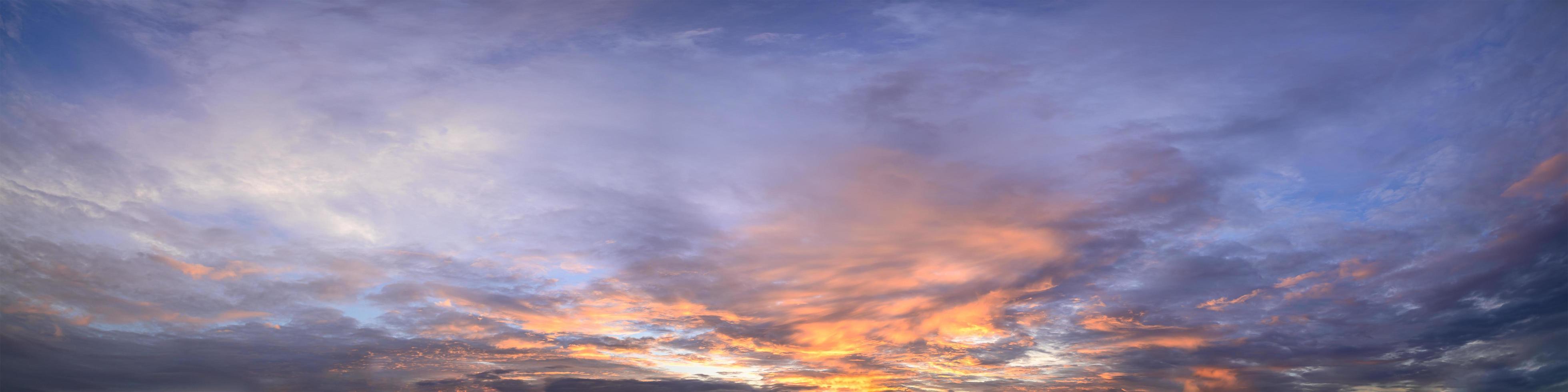 céu e nuvens ao pôr do sol foto