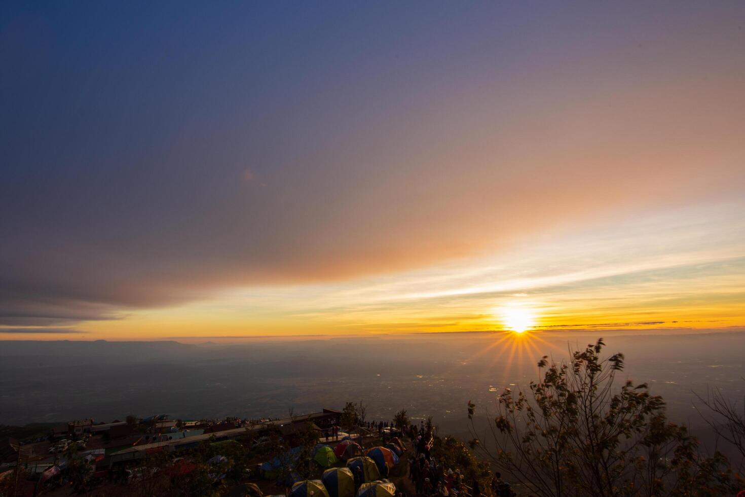 pôr do sol em phu tubberk na Tailândia foto