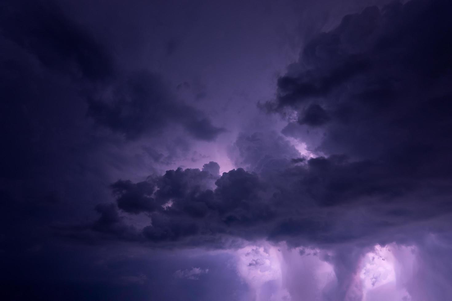 céu tempestuoso dramático foto