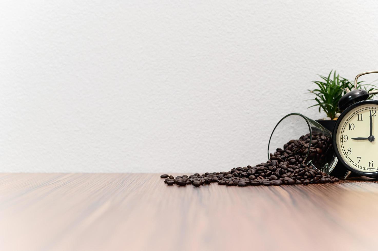 grãos de café na mesa foto