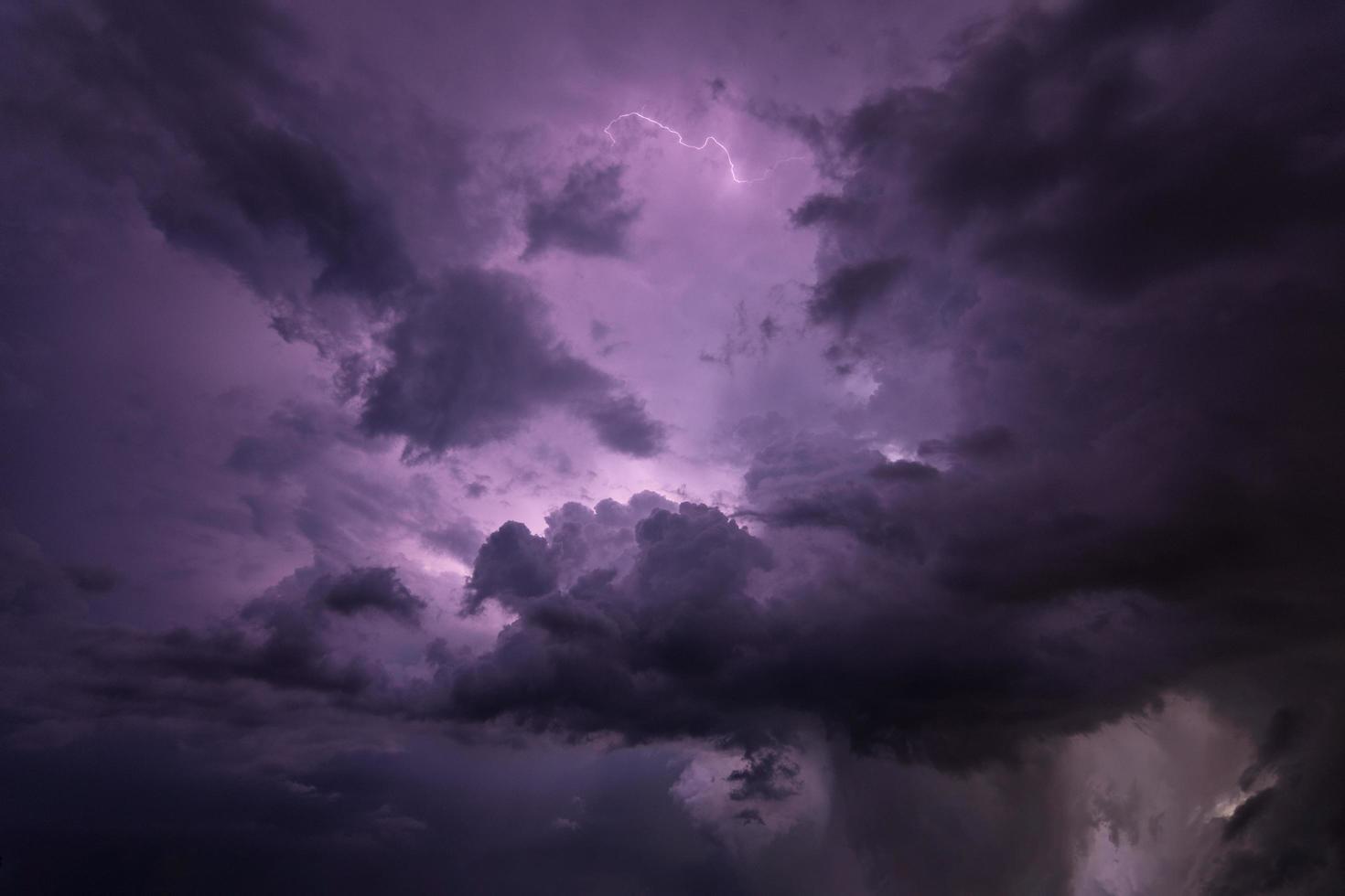 céu tempestuoso dramático foto