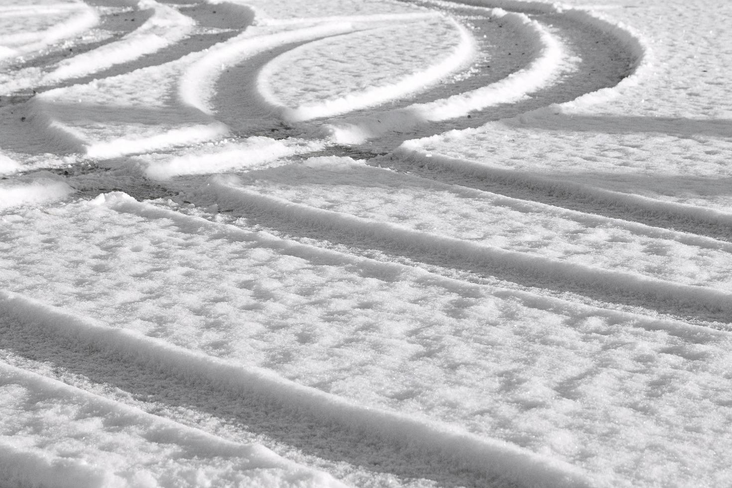 trilhas na neve fresca foto