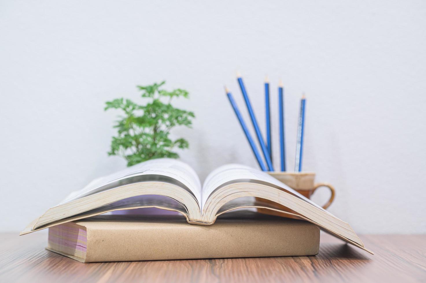 livros na mesa foto