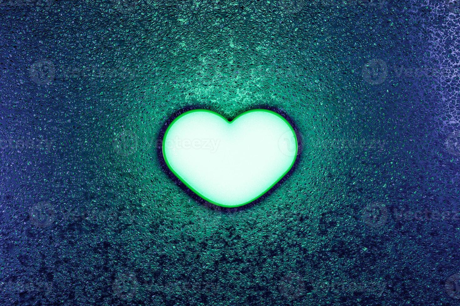 conceito escuro de coração de luz neon verde foto