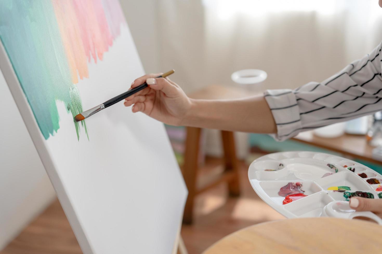 passatempos femininos sobre artista e uso de pincel em arte abstrata para criar obra-prima. pintura de pintor com aquarelas ou óleo na casa do estúdio. aprecie a pintura como hobby, recreação, inspiração foto